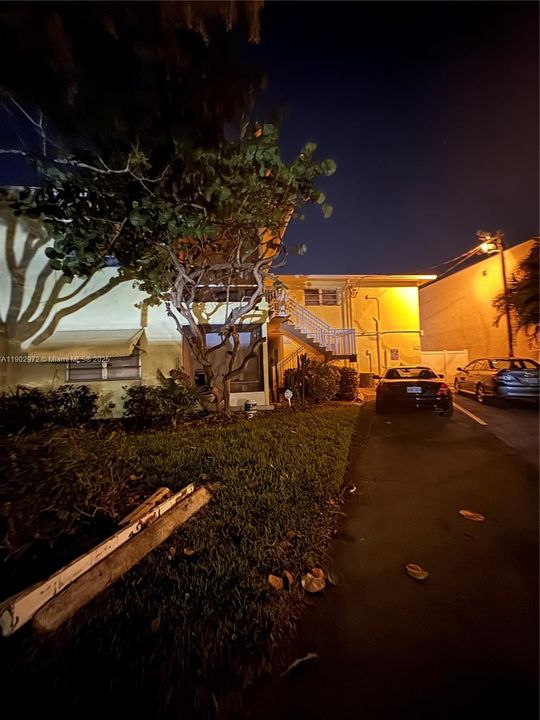 For Sale: $215,000 (1 beds, 1 baths, 825 Square Feet)