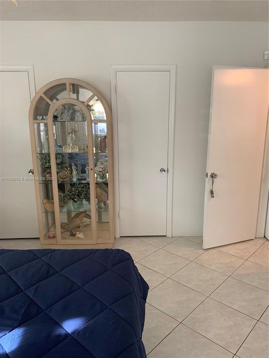 For Sale: $215,000 (1 beds, 1 baths, 825 Square Feet)