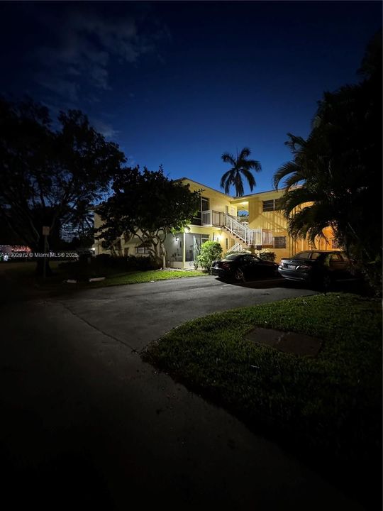 For Sale: $215,000 (1 beds, 1 baths, 825 Square Feet)