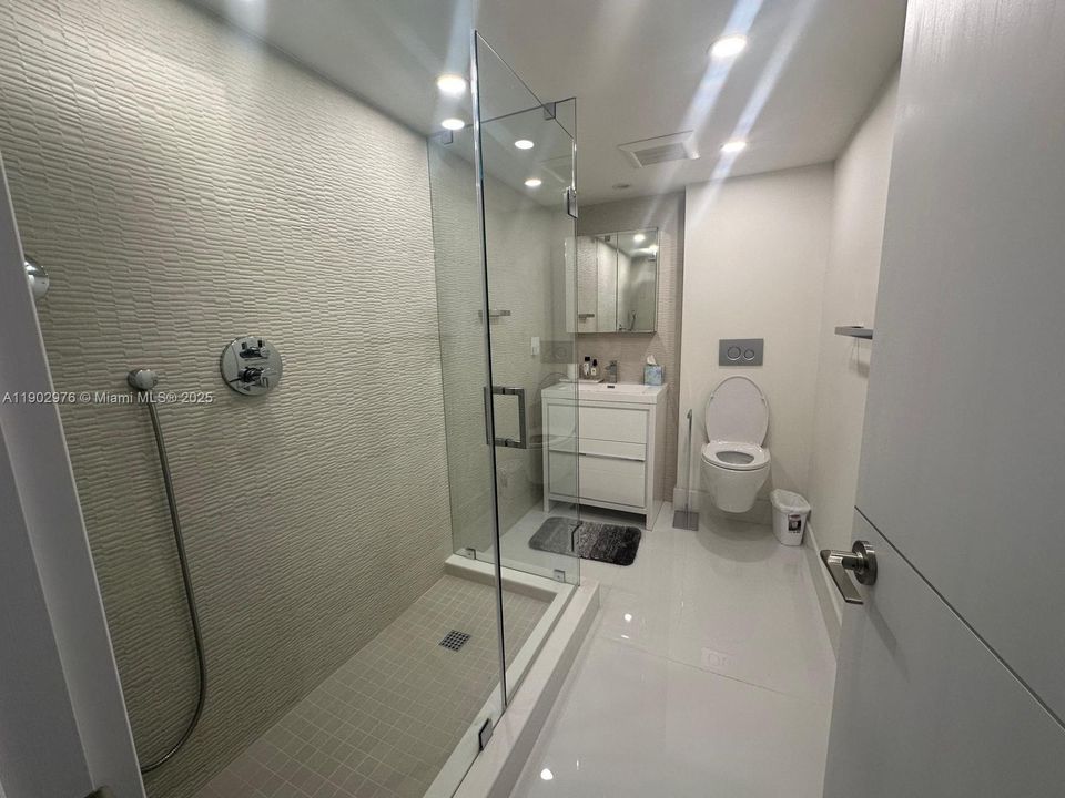 For Rent: $4,500 (2 beds, 2 baths, 861 Square Feet)