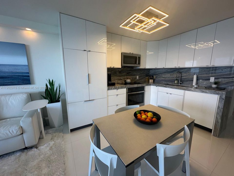 For Rent: $4,500 (2 beds, 2 baths, 861 Square Feet)