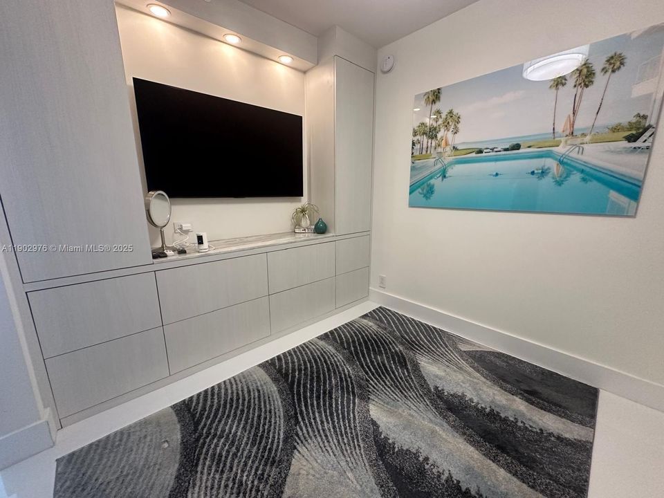 For Rent: $4,500 (2 beds, 2 baths, 861 Square Feet)