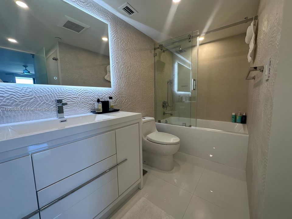 For Rent: $4,500 (2 beds, 2 baths, 861 Square Feet)