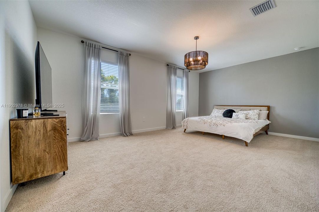 For Sale: $699,200 (4 beds, 2 baths, 2544 Square Feet)