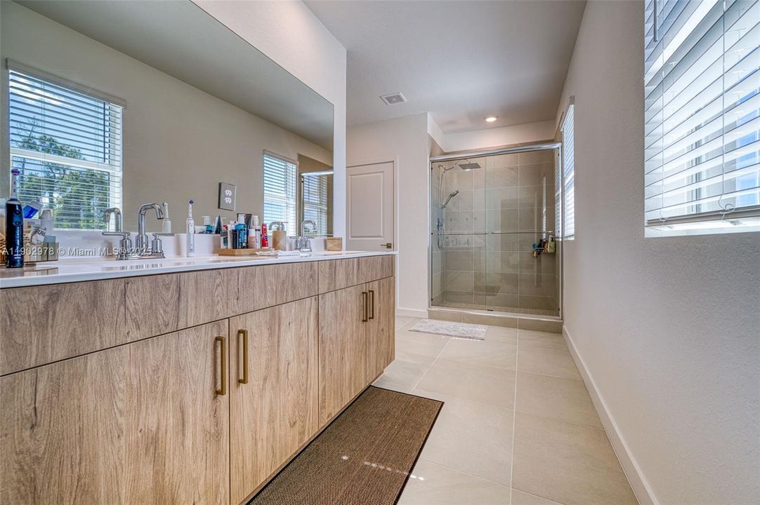 For Sale: $699,200 (4 beds, 2 baths, 2544 Square Feet)