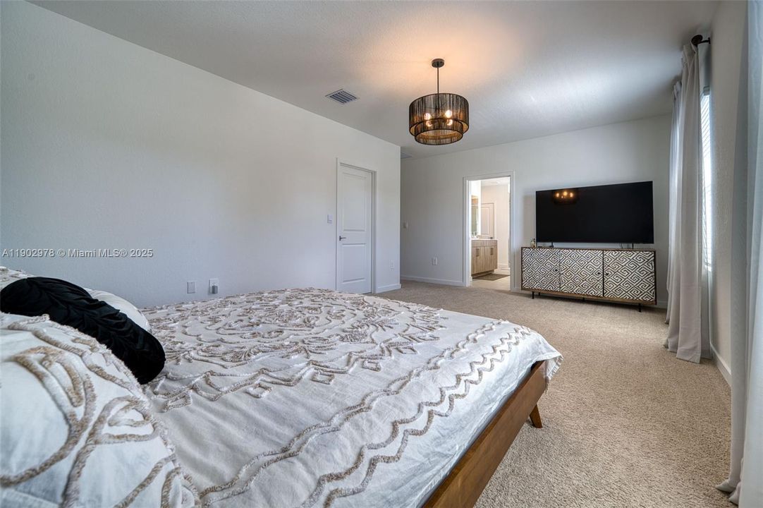 For Sale: $699,200 (4 beds, 2 baths, 2544 Square Feet)