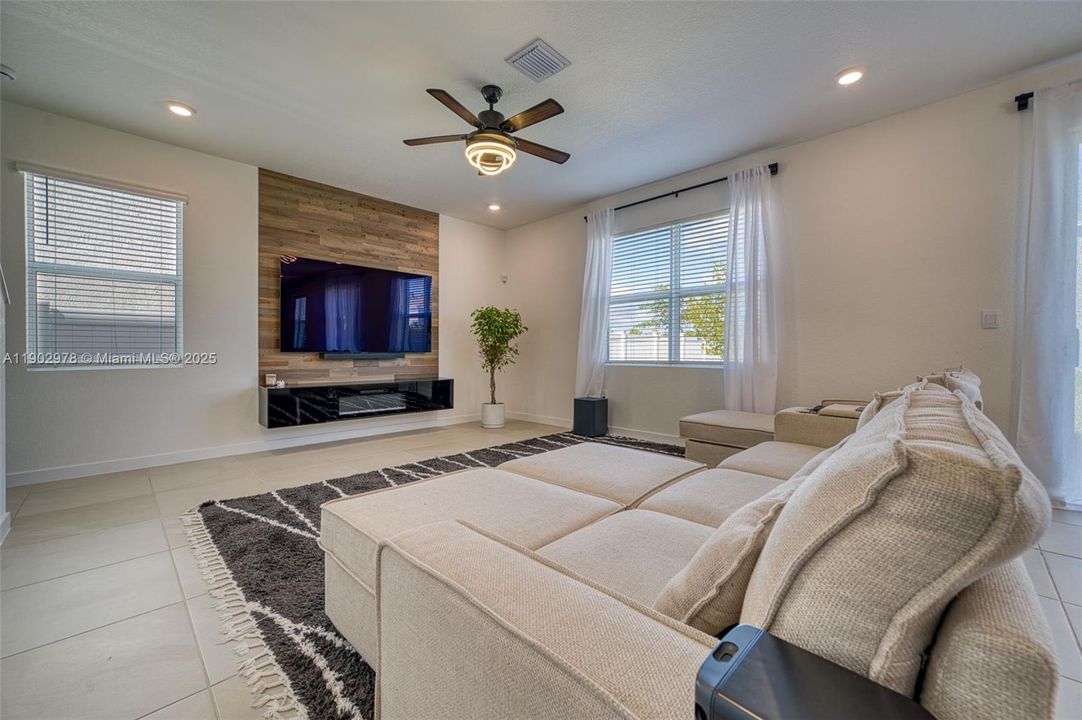 For Sale: $699,200 (4 beds, 2 baths, 2544 Square Feet)