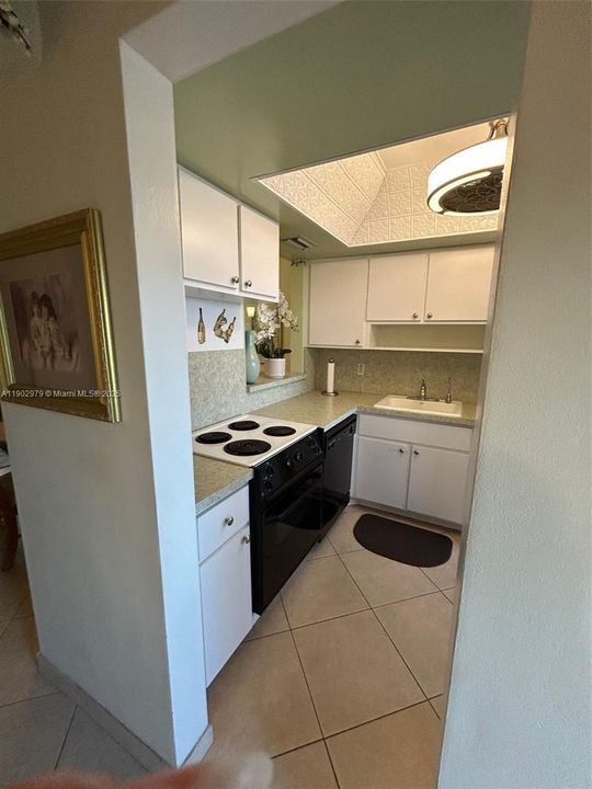 For Rent: $1,600 (1 beds, 1 baths, 732 Square Feet)