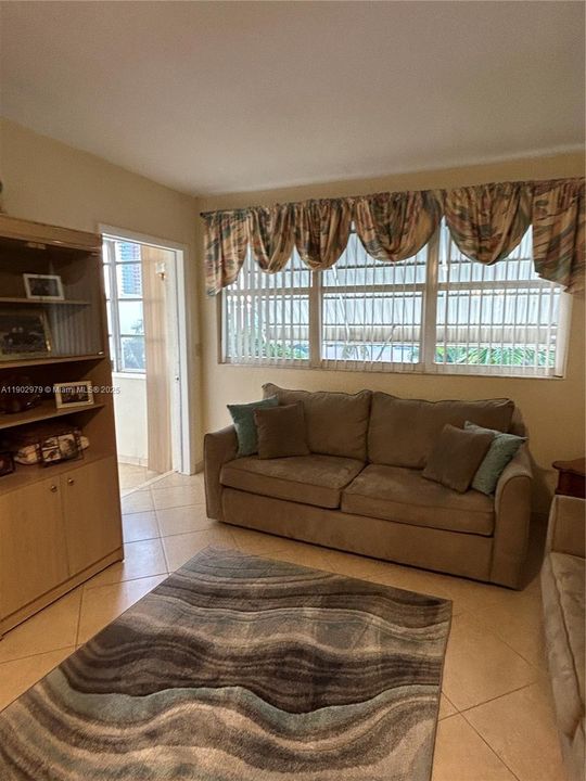 For Rent: $1,600 (1 beds, 1 baths, 732 Square Feet)