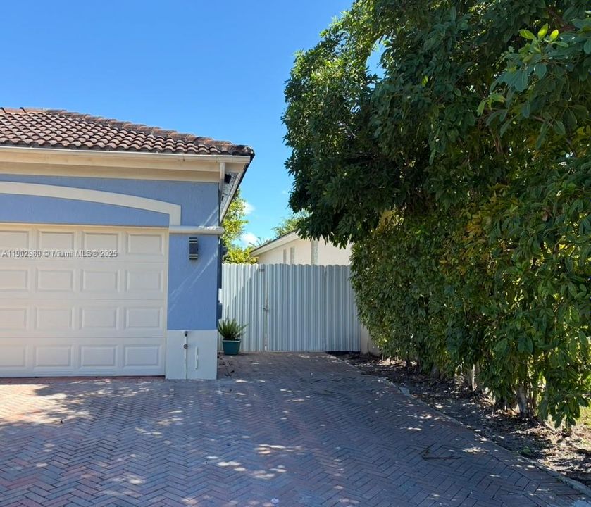 Recently Rented: $1,600 (1 beds, 1 baths, 1696 Square Feet)