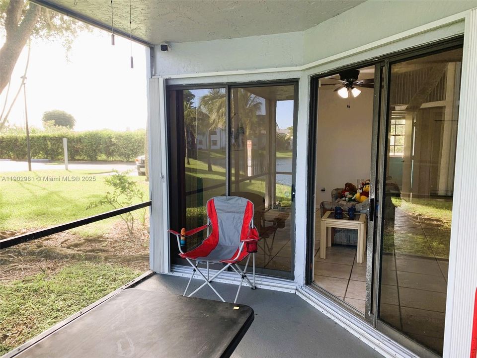 В аренду: $1,900 (2 спален, 2 ванн, 970 Квадратных фут)