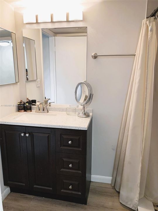 В аренду: $1,900 (2 спален, 2 ванн, 970 Квадратных фут)