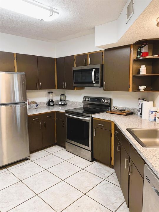 В аренду: $1,900 (2 спален, 2 ванн, 970 Квадратных фут)