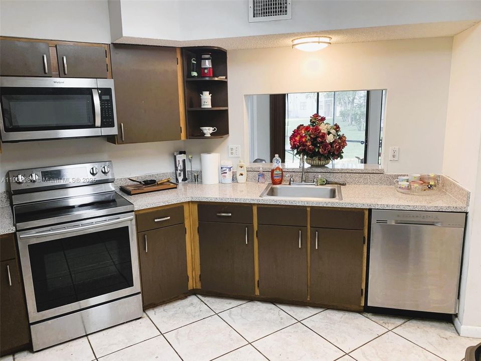 В аренду: $1,900 (2 спален, 2 ванн, 970 Квадратных фут)