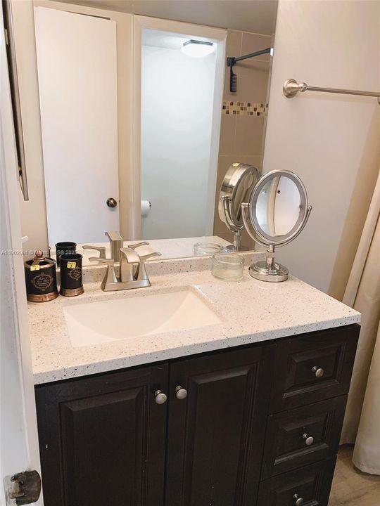 В аренду: $1,900 (2 спален, 2 ванн, 970 Квадратных фут)