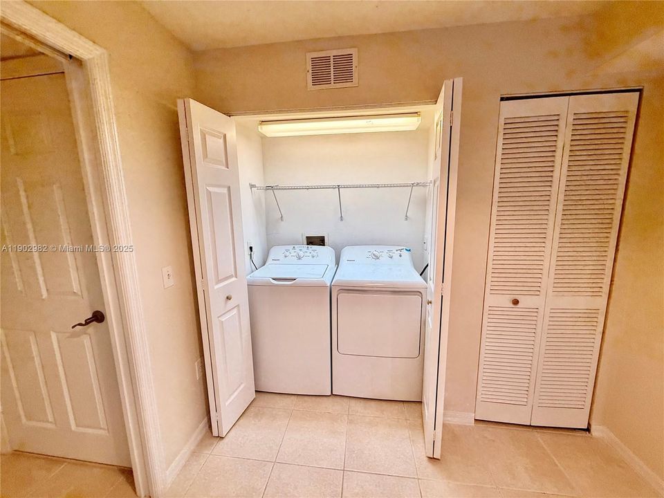 For Rent: $1,600 (2 beds, 2 baths, 990 Square Feet)