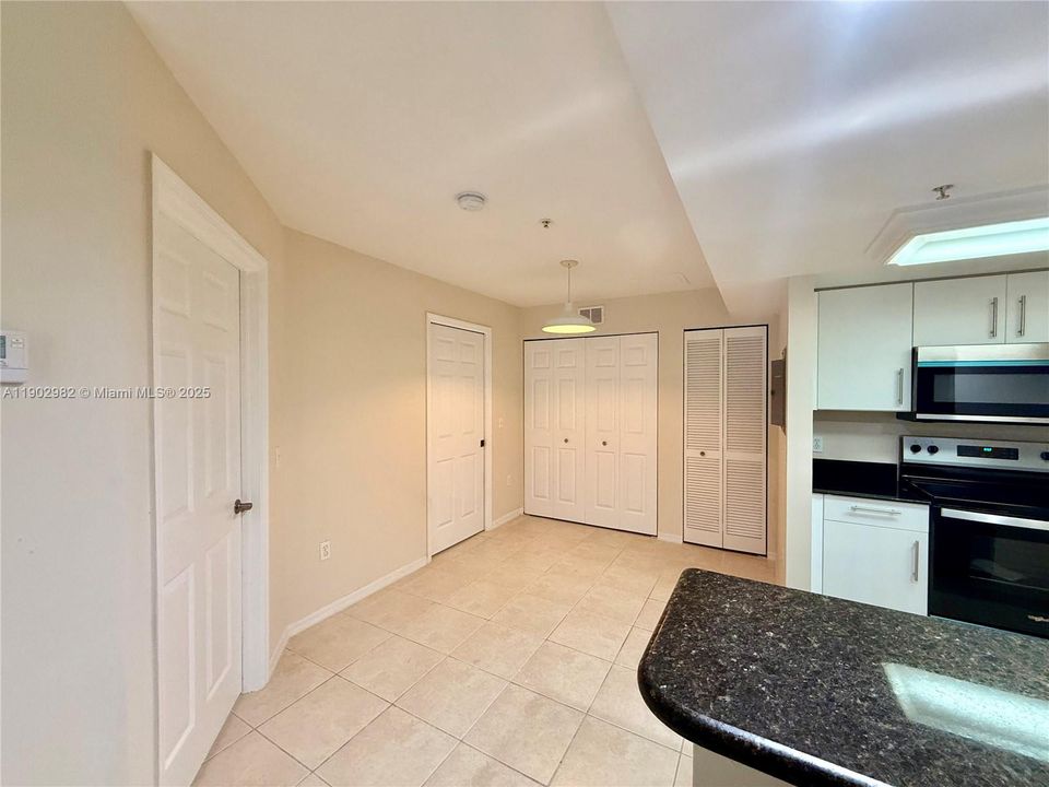 For Rent: $1,600 (2 beds, 2 baths, 990 Square Feet)