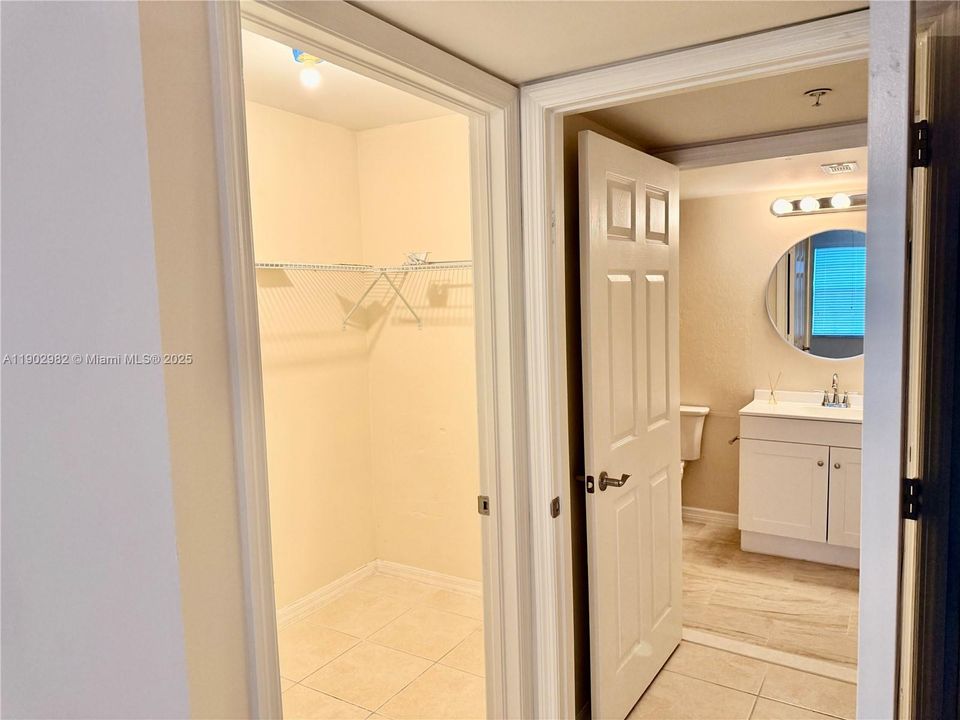 For Rent: $1,600 (2 beds, 2 baths, 990 Square Feet)