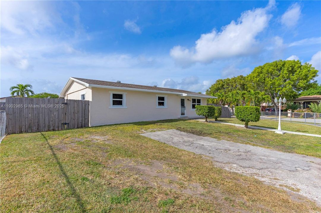 Active With Contract: $3,250 (4 beds, 2 baths, 1288 Square Feet)