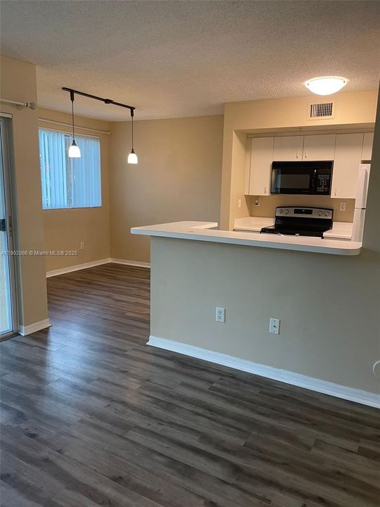 For Rent: $1,850 (1 beds, 1 baths, 823 Square Feet)