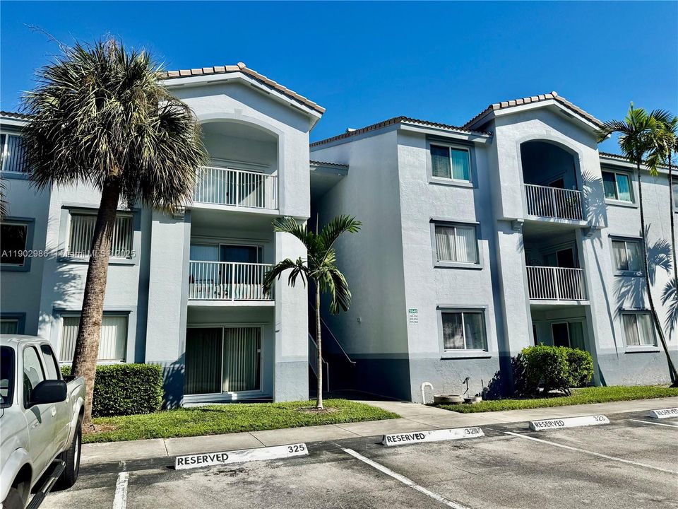 For Rent: $1,850 (1 beds, 1 baths, 823 Square Feet)