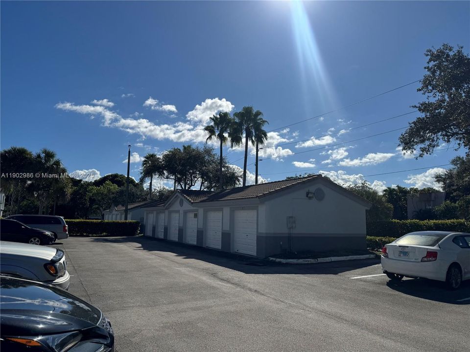 For Rent: $1,850 (1 beds, 1 baths, 823 Square Feet)