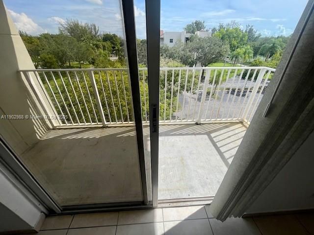 For Rent: $1,900 (2 beds, 2 baths, 980 Square Feet)