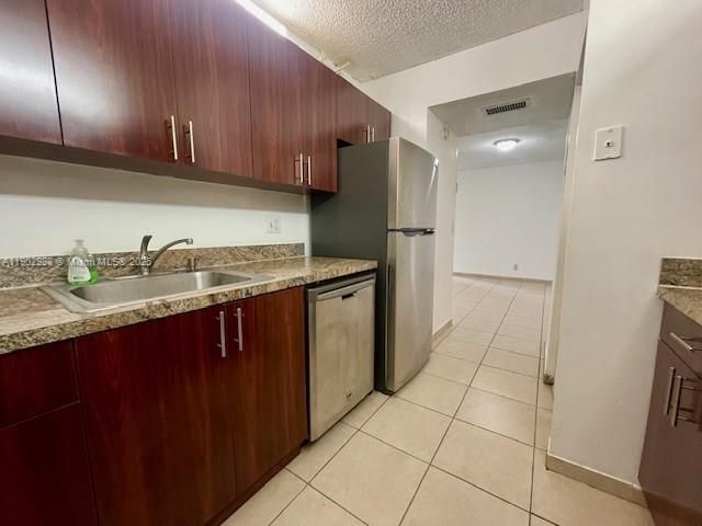 For Rent: $1,900 (2 beds, 2 baths, 980 Square Feet)