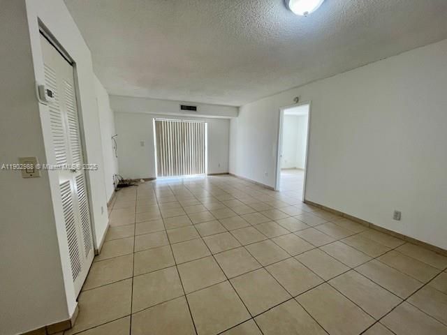 For Rent: $1,900 (2 beds, 2 baths, 980 Square Feet)
