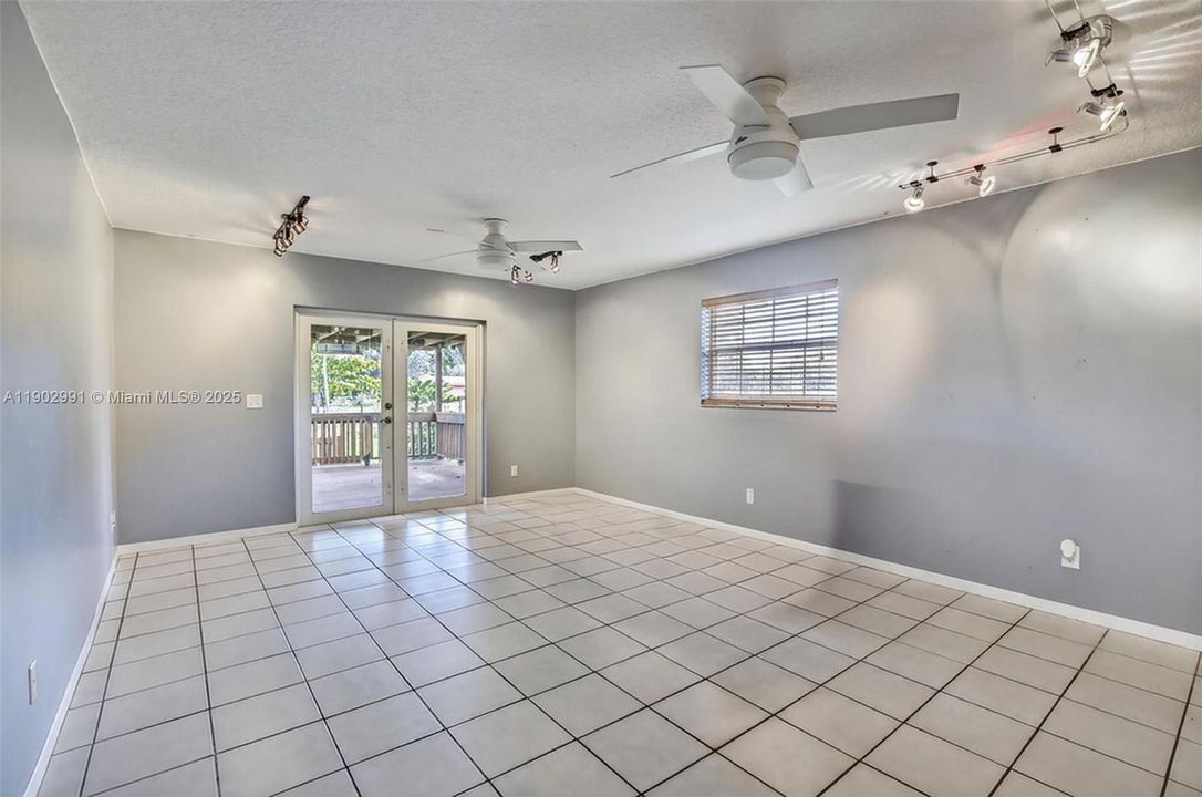 En Venta: $990,000 (3 camas, 2 baños, 1542 Pies cuadrados)