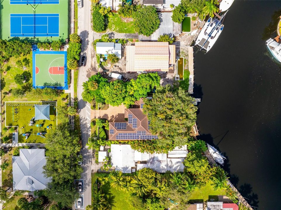 For Sale: $3,125,000 (4 beds, 5 baths, 3771 Square Feet)