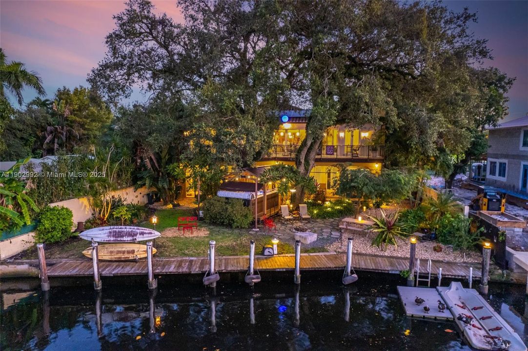 For Sale: $3,125,000 (4 beds, 5 baths, 3771 Square Feet)