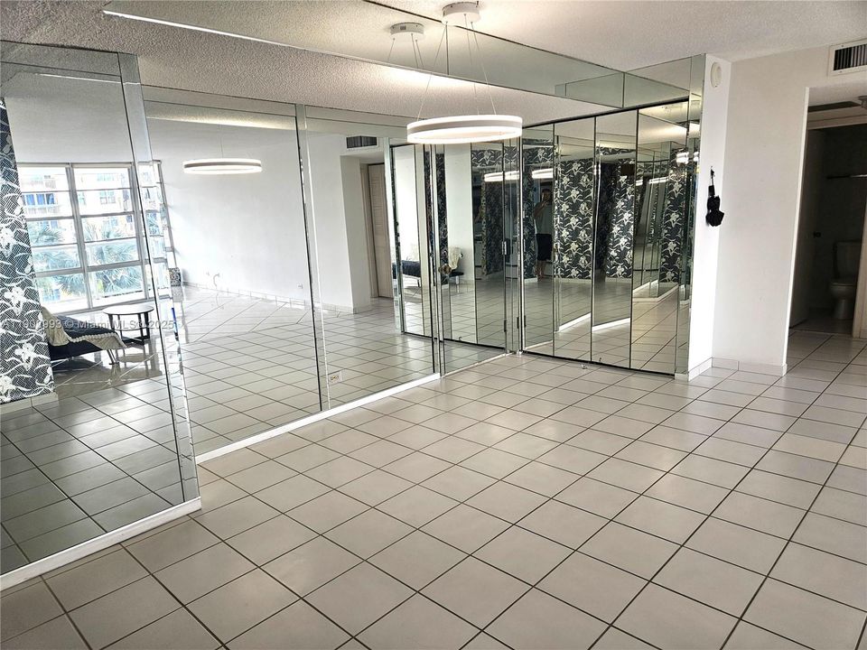 For Sale: $449,000 (2 beds, 2 baths, 1274 Square Feet)