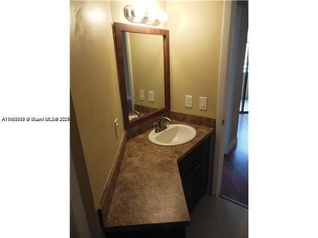 Active With Contract: $1,875 (2 beds, 1 baths, 828 Square Feet)