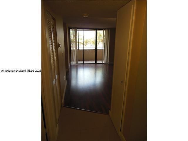 Active With Contract: $1,875 (2 beds, 1 baths, 828 Square Feet)