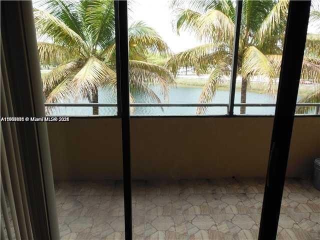 Active With Contract: $1,875 (2 beds, 1 baths, 828 Square Feet)