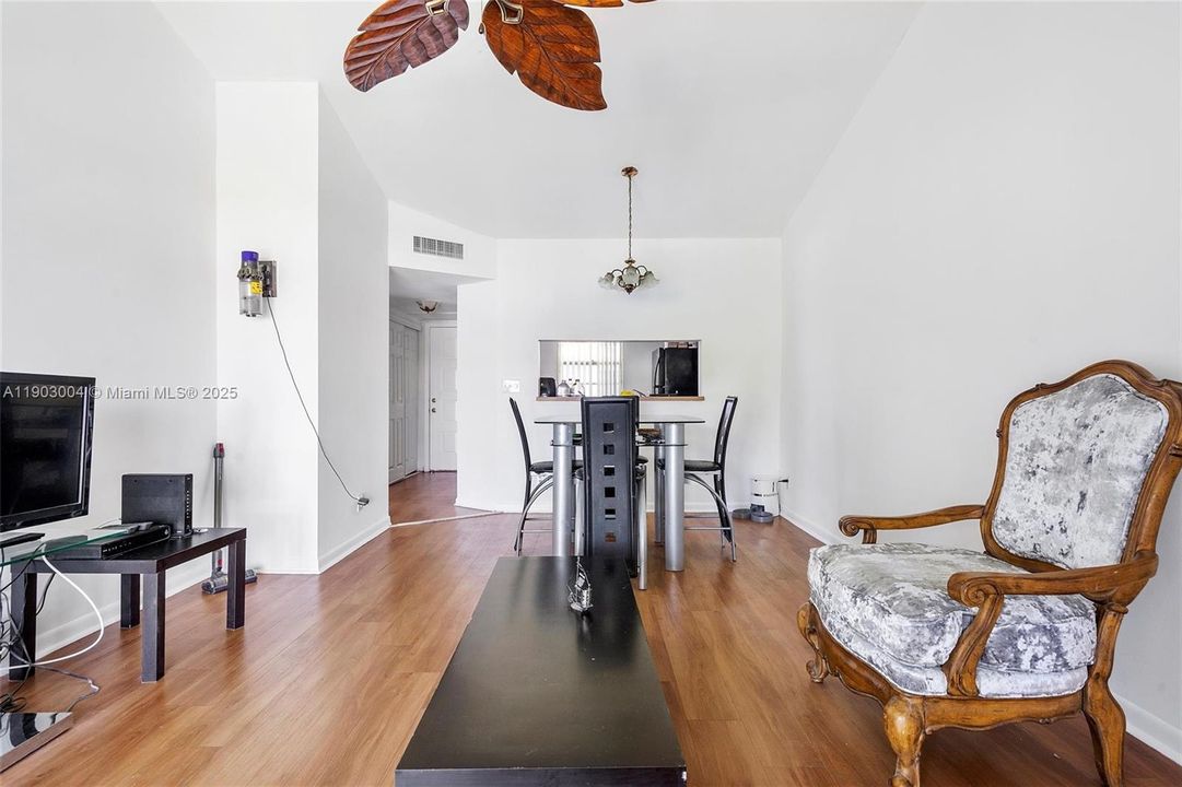 En Venta: $223,000 (2 camas, 2 baños, 815 Pies cuadrados)