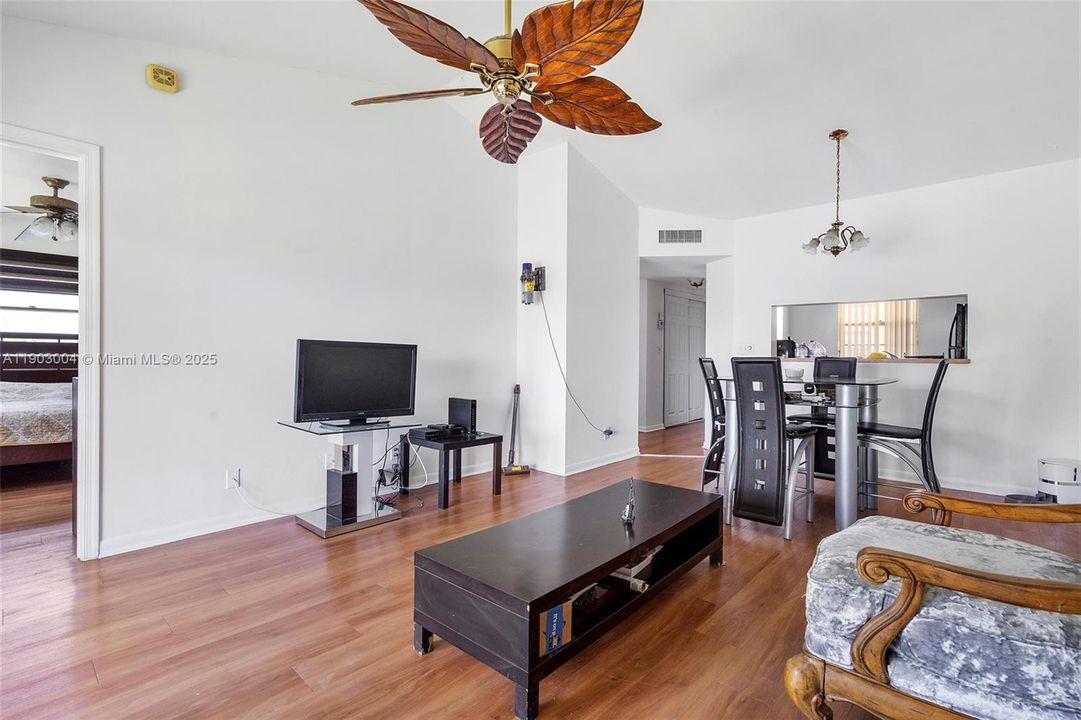 En Venta: $223,000 (2 camas, 2 baños, 815 Pies cuadrados)