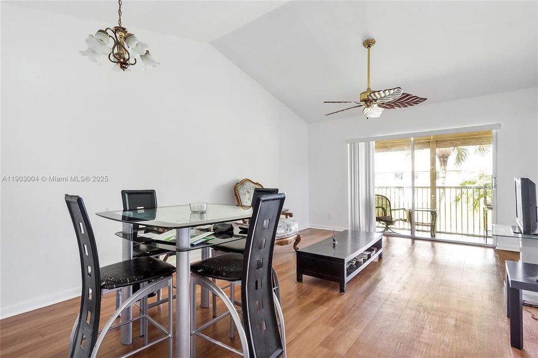 En Venta: $223,000 (2 camas, 2 baños, 815 Pies cuadrados)