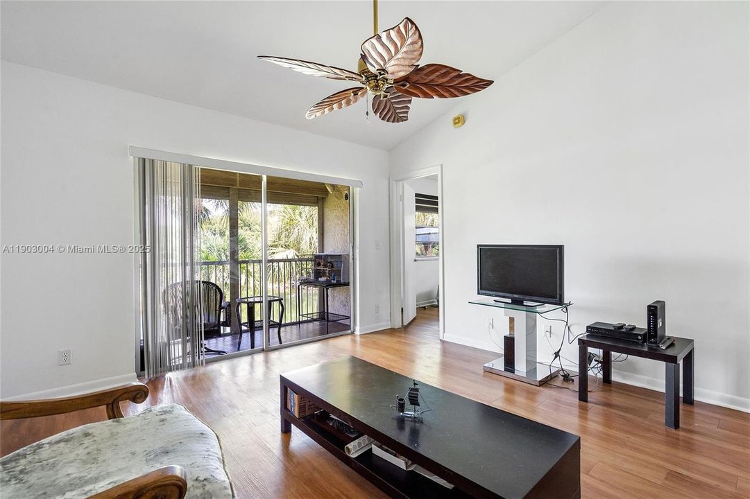 En Venta: $223,000 (2 camas, 2 baños, 815 Pies cuadrados)