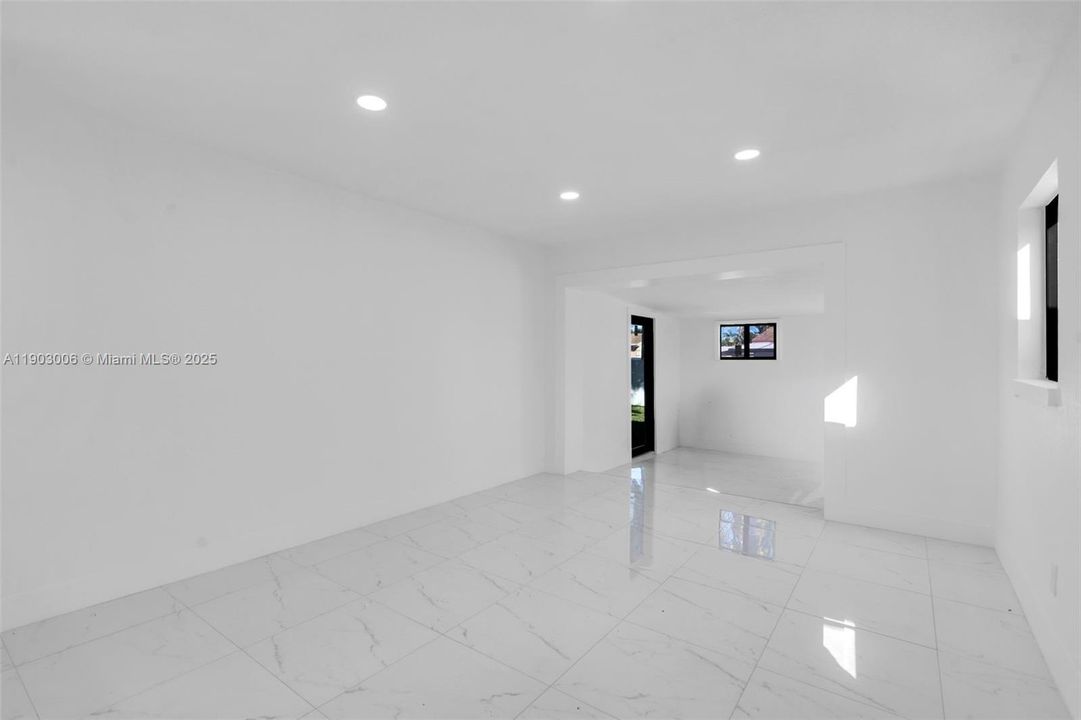 Activo con contrato: $529,000 (4 camas, 2 baños, 1530 Pies cuadrados)