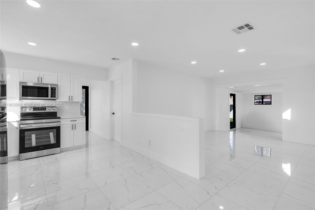 Activo con contrato: $529,000 (4 camas, 2 baños, 1530 Pies cuadrados)