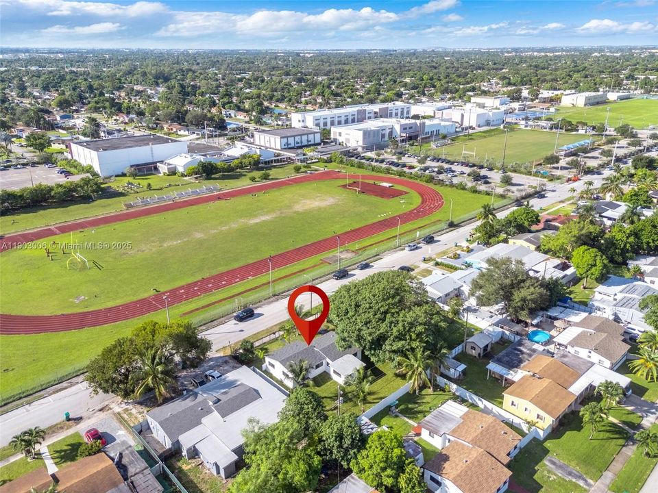 Activo con contrato: $529,000 (4 camas, 2 baños, 1530 Pies cuadrados)