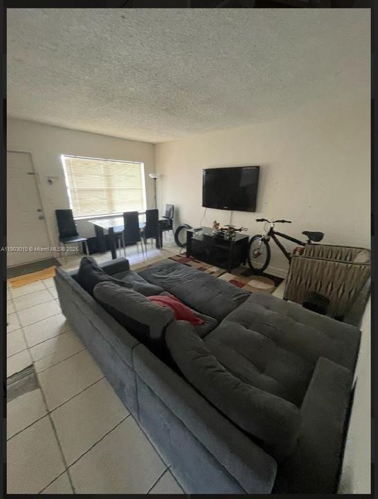 待售: $155,000 (2 贝兹, 1 浴室, 721 平方英尺)