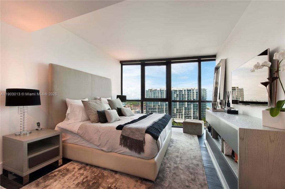 待售: $4,100,000 (2 贝兹, 2 浴室, 1279 平方英尺)