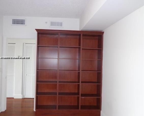 Active With Contract: $1,650 (1 beds, 1 baths, 730 Square Feet)