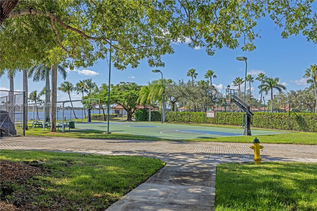 На продажу: $534,900 (3 спален, 3 ванн, 1586 Квадратных фут)