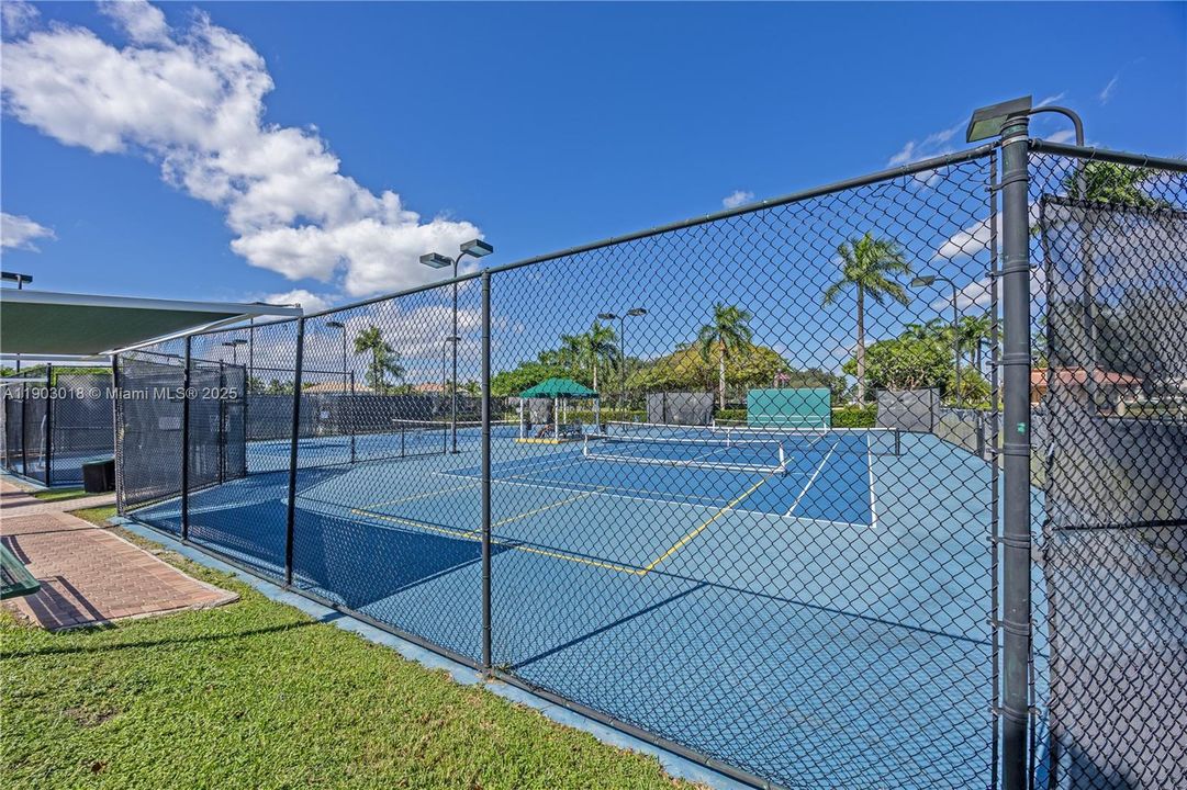 На продажу: $534,900 (3 спален, 3 ванн, 1586 Квадратных фут)