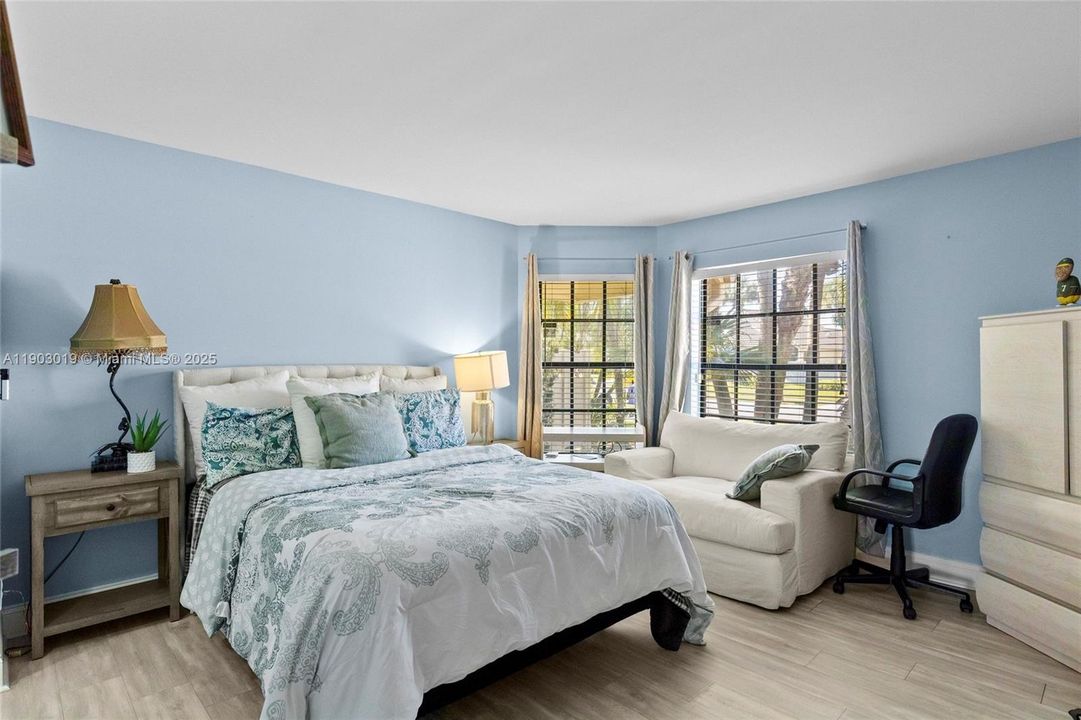 For Sale: $499,900 (2 beds, 2 baths, 1740 Square Feet)