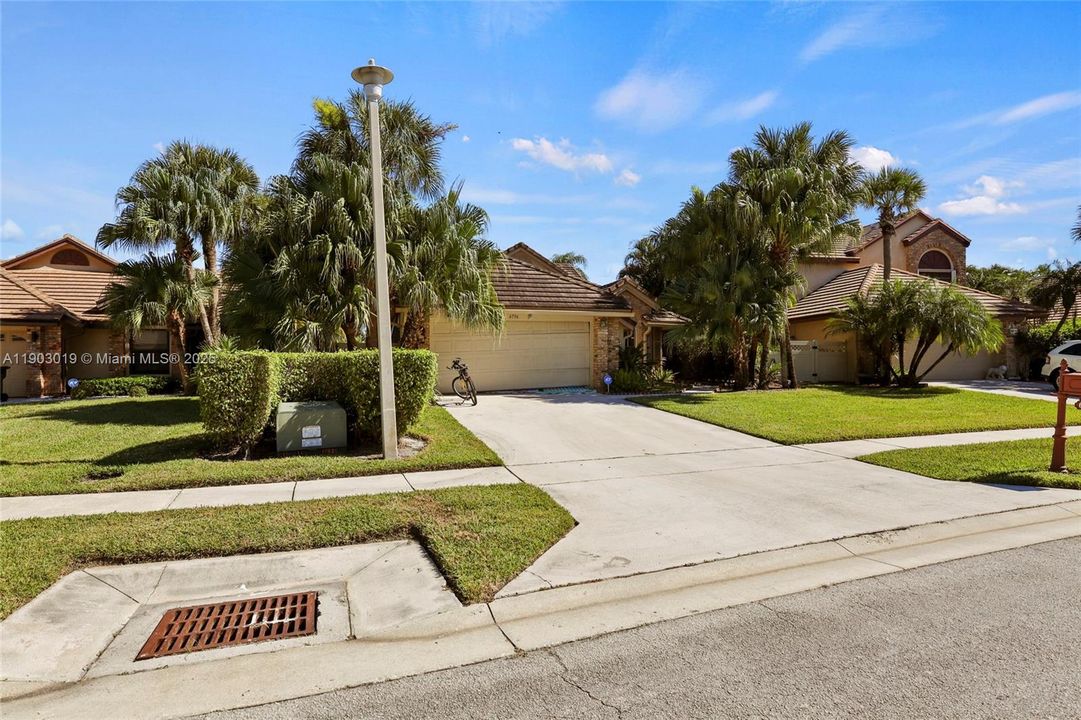 For Sale: $499,900 (2 beds, 2 baths, 1740 Square Feet)